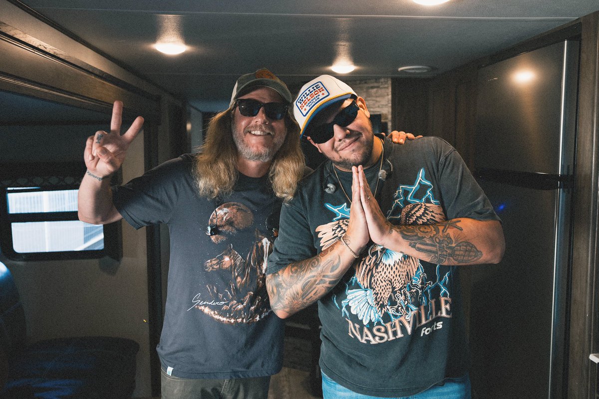 Moments before taking the stage at <a href="/BayfestSD/">San Diego Bayfest</a> 🎤🎶
#RomeAndDuddy #IllBeRightHere