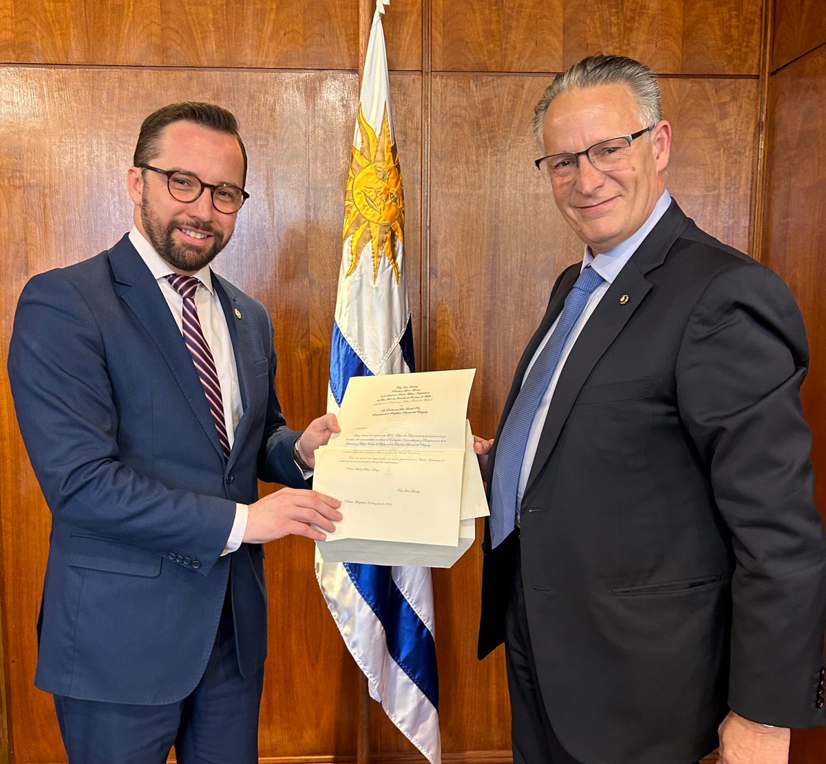 CancilleriaUy's tweet photo. El subsecretario @N_Albertoni recibió las Cartas Figuradas presentadas por el embajador de la Soberana Orden de Malta Sigismund Otto von Habsburg- Lothringen https://t.co/mKpOqsZHSw