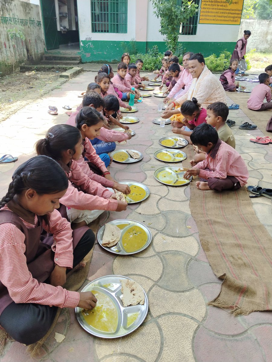आज नवरात्रि के प्रथम दिन प्राथमिक विद्यालय पिपरी में बच्चियों के साथ MDM का भोजन किया।भोजन बढ़िया था, कोहड़ा की दाल और रोटी <a href="/CMOfficeUP/">CM Office, GoUP</a> <a href="/myogiadityanath/">Yogi Adityanath</a> <a href="/DM_Bhadohi/">District Magistrate Bhadohi</a> <a href="/narendramodi/">Narendra Modi</a>  <a href="/UPBasicShiksha/">बेसिक शिक्षा उत्तर प्रदेश</a> अब भोजन अच्छा बनने लगा <a href="/myogiadityanath/">Yogi Adityanath</a> आभार <a href="/BJP4UP/">BJP Uttar Pradesh</a>