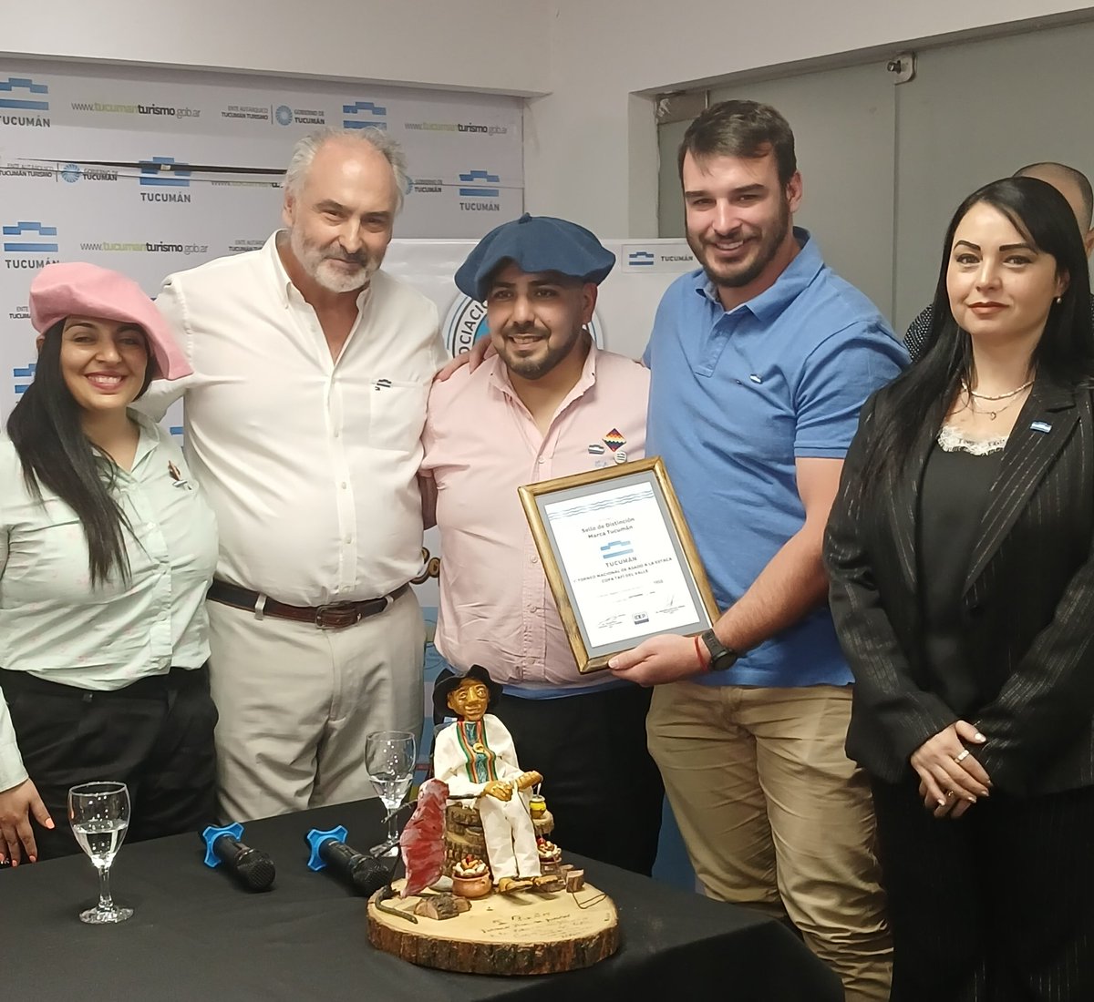 Otorgamos el Sello de Distinción #MarcaTucumán al 1° Torneo Nacional de Asado a la Estaca en Altura "Copa Tafí del Valle". El certamen reunirá, el próximo sábado, a más de 50 parrilleros de todo el país, que competirán a más de 2.000 metros de altura 🥩🔥⛰️ ¡Felicidades!