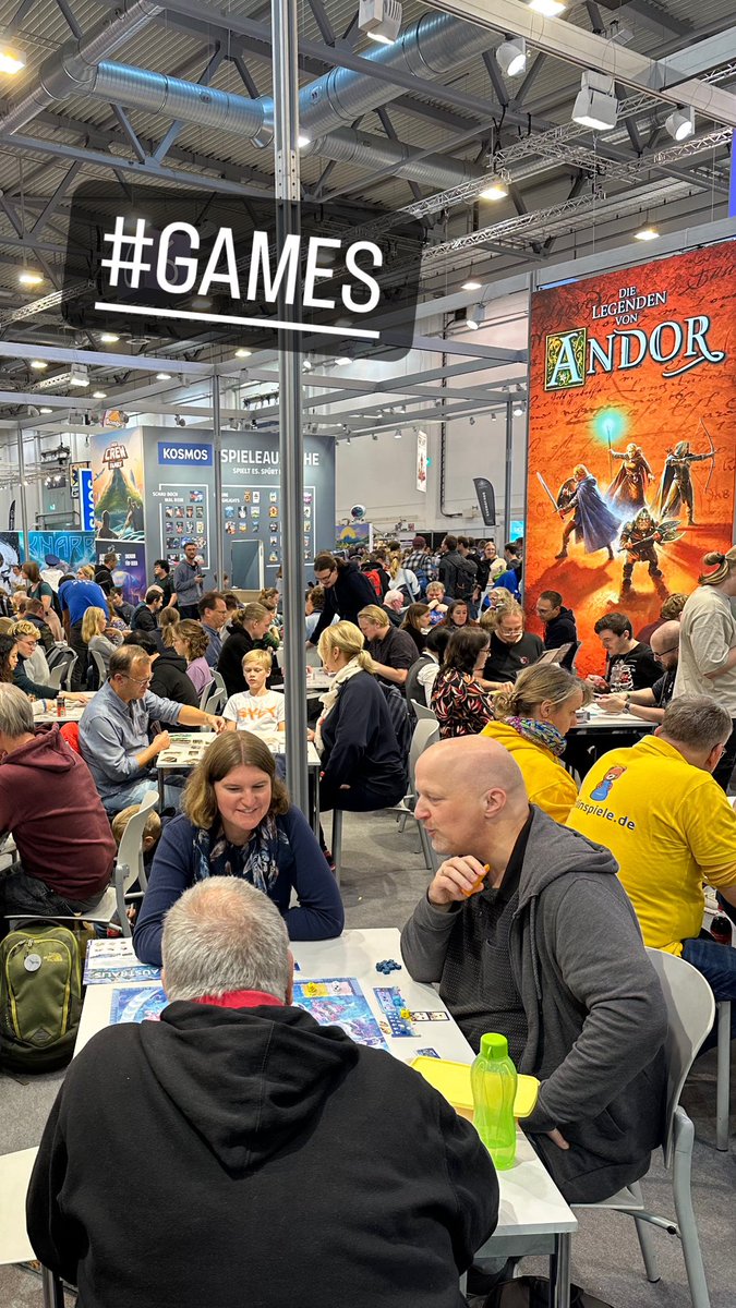 Jornades de #jocsdetaula a #Essen 40anys #Spiel2024, 70.000 m2, tothom jugant en 4 dies 200.000 persones. Això son ganes de jugar i compartir.