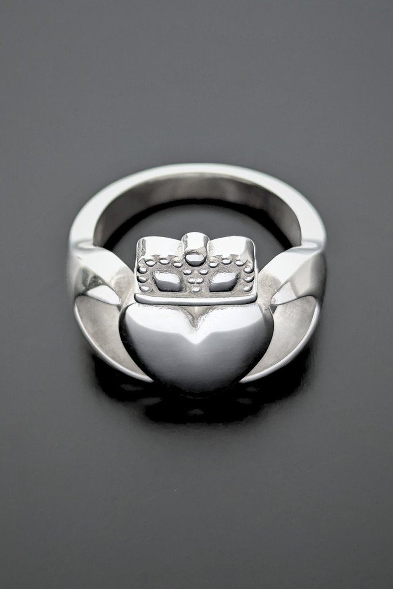 CladdaghDesign's tweet photo. Introducing the contemporary Large Irish Claddagh Ring ☘️ Traditional symbols redefined in a modern style in this edgy statement piece✨️ Finely handcrafted in Ireland using time honoured techniques.

Shop: https://t.co/QuzqU1bY5w

#claddaghring #irishdesign #ireland https://t.co/nDC9LTIMl3