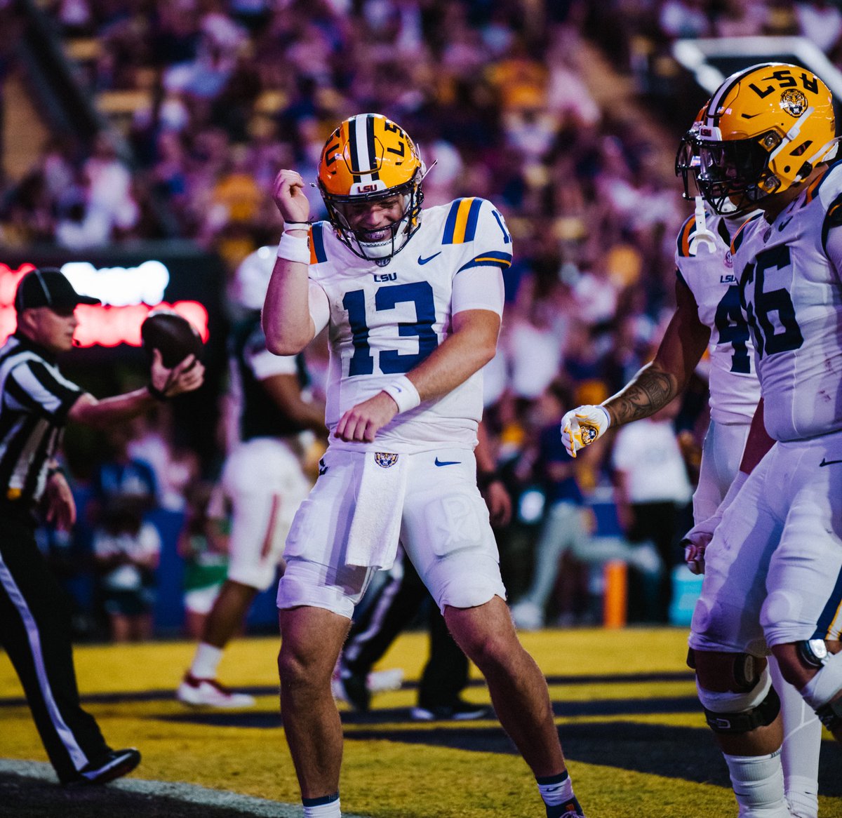 BatonRougeBKM's tweet photo. QB1 is having fun🔥

And rightfully so, #LSU QB Garrett Nussmeier has been LIGHTS OUT through the first 5 games for the Tigers. 

138/198 (69.7%) 
1,652 yards
17 Total TDs (15 passing TDs)

Stud. https://t.co/IOFKM0TKRM