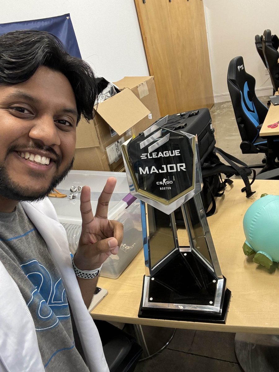 CosmicDeven's tweet photo. A few weeks ago I ended my internship at Cloud9! It was a great experience and I'm so glad to have been a part of the org at such an exciting time.

I'm currently looking for more opportunities in Social Media/Marketing in esports! My DM's are open :D https://t.co/HB8z5UOspt