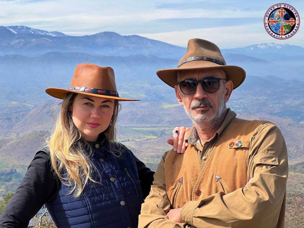 Alexis_Lopez_T's tweet photo. RUTAS DE NUESTRA GEOGRAFÍA SAGRADA

Queridos amigos: tengo el agrado de saludar y presentarles a Alicia Tudose, co Conductora de la Segunda Temporada de "Rutas de Nuestra Geografía Sagrada" ®, con quien ayer grabamos el piloto del Programa.  

Alicia es de Moldavia,  Magíster en Filología, Lenguas, Literatura y Turismo, de la Universitatea Liberă Internațională din Moldova; la Université des Études internationales de Shanghai y la ESIC Business & Marketing School de España. Habla 6 idiomas y es, además, modelo profesional.  

Para nuestro programa es un orgullo y un enorme aporte contar con su destacada participación.

//////////////////////////////////////////////////////////////////////////////

“Rutas de Nuestra Geografía Sagrada” ®, es un programa de viajes, turismo aventura, sitios patrimoniales, ecología, arqueología, arqueoastronomía e historia, producido por un equipo de especialistas que visitan diferentes localidades, dando a conocer sus atractivos naturales, turísticos, históricos y arqueológicos, con especial énfasis en los sitios de Geografía Sagrada presentes en el lugar, difundido en su primera temporada por Bio Bio Chile TV, Radio Bio Bio.

Dirigido y Conducido por el entomólogo e investigador científico e histórico, Alexis López Tapia; Co Conducción de Alicia Tudose, Magíster en Lenguas, Literatura y Turismo de Moldavia; dirección académica del Dr. Rubén Stehberg y el Dr. Jorge Vargas Díaz; dirección de contenidos del arqueólogo Nicolás Ruano Suárez; dirección de investigación del antropólogo Marco Vargas Opazo; Producción de Guillermo Rojas, Benjamín Spencer y Aníbal Carreño; con música original del compositor Cristian García Figueroa y el grupo Dual Mind.

Participan: el entomólogo Alfredo Ugarte Peña; el geógrafo Paulo Chavarría Sánchez; el biólogo y geógrafo Francisco Ramírez Pacheco; el historiador Daniel Escobar Escobar; el historiador Matías Pérez Cousiño; el historiador Marcos Moncada Astudillo; el arquitecto Carlos Verdugo Rotella; el andinista y técnico en Turismo, Víctor Troncoso Valencia; el ingeniero en Turismo Guillermo Rojas; el investigador histórico y patrimonial Juan Carlos Arellano; el director de Turismo Curacaví, Gerardo Romero, el pintor, músico y cineasta Daniel de Roes; el cineasta César Santana y los arquitectos españoles, Josep María Alujas de Barcelona, el Dr. en arquitectura Carlos Sánchez-Montaña de Galicia, y el arquitecto y Dr. en Egiptología, Víctor Gardón-Ramos, de Barcelona.

Sigue nuestros viajes, programas y documentales por #RST Chile, transmitiendo en vivo, para Chile y el Mundo, a través de Internet.