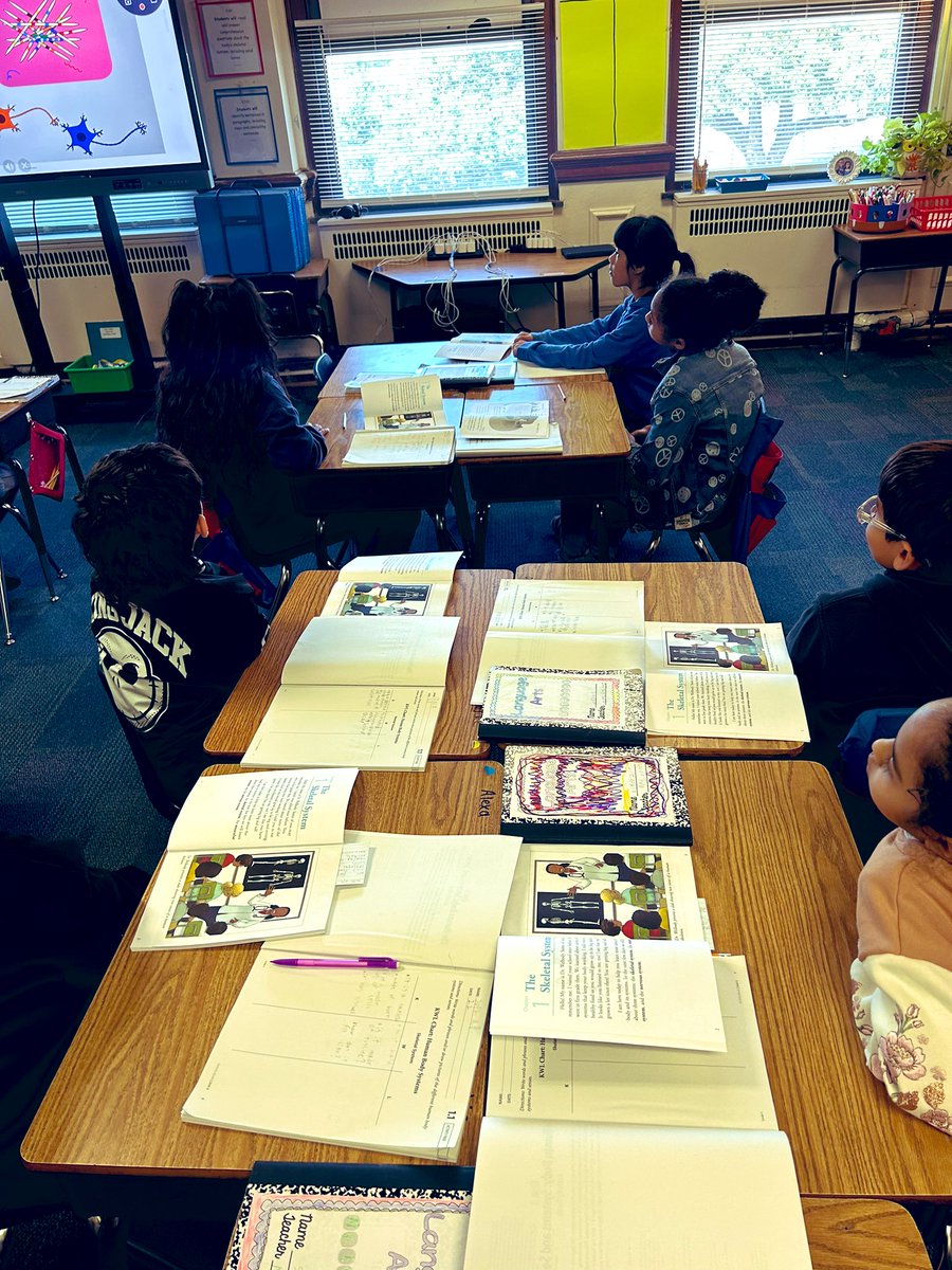 aalonso_FWISD's tweet photo. #TeamValdez using #KWL charts to help visualize the learning process and organizing information. Keep up the HEART π & GREAT π€© work! #Team3rdGrade @FWISDCareers @FortWorthISD https://t.co/7TWWixW22i
