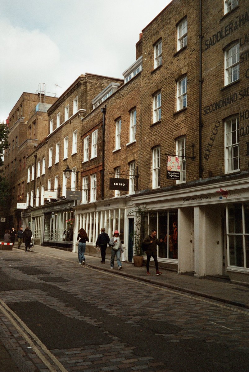 celiagal7's tweet photo. Analógicas de Londres ✨❤️‍🩹 https://t.co/4GnEvvBimf