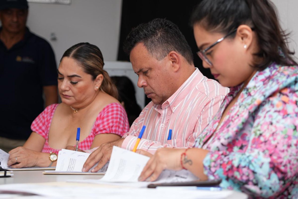TVTenlinea's tweet photo. #AlMomento🔴 #Entérate 🔴 Se oficializa la entrega-recepción en la Comisión de Radio y Televisión de Tabasco. @Hectorperuiz firma los documentos como nuevo director general de la #CORAT, entregados por el representante del anterior director, José del Carmen Chablé Ruiz. https://t.co/yPF6MgHioy