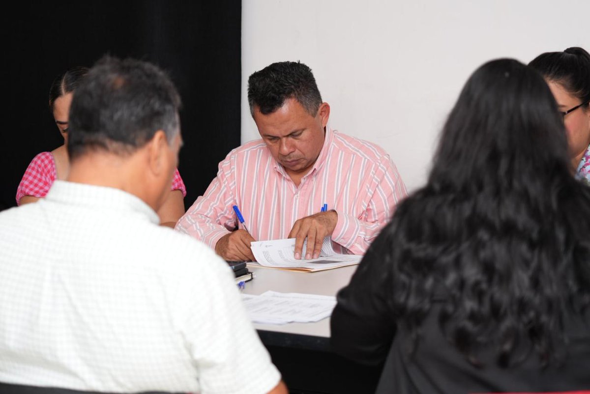 TVTenlinea's tweet photo. #AlMomento🔴 #Entérate 🔴 Se oficializa la entrega-recepción en la Comisión de Radio y Televisión de Tabasco. @Hectorperuiz firma los documentos como nuevo director general de la #CORAT, entregados por el representante del anterior director, José del Carmen Chablé Ruiz. https://t.co/yPF6MgHioy