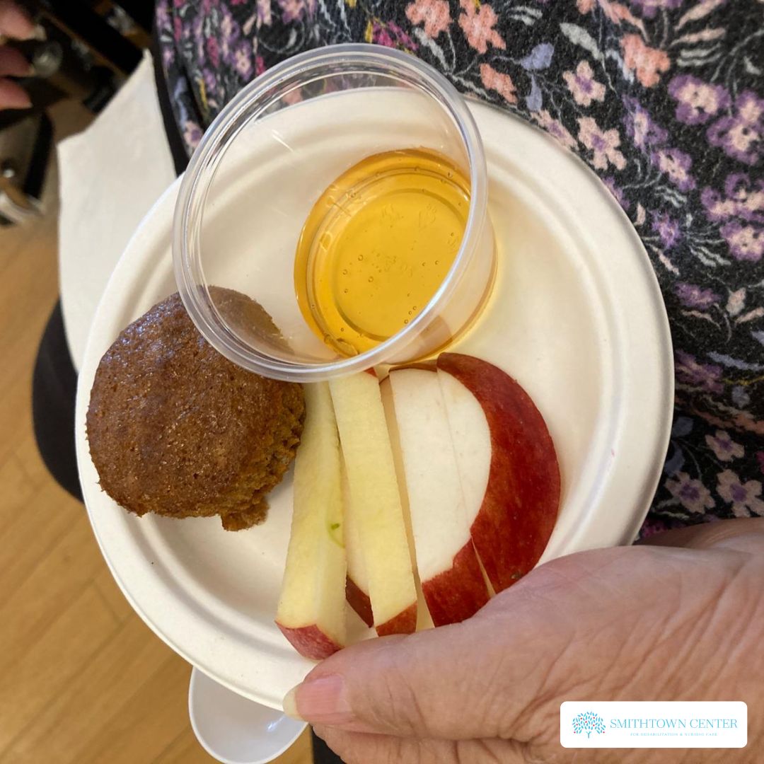 smithtowncenter's tweet image. 🍯🍎 L’Shana Tova! Our residents had a sweet start to the day by baking homemade Honey Cakes in this morning’s Baking Club! 
#LShanaTova #RoshHashanah #BakingClub #CommunityLearning #SweetNewYear #ResidentActivities