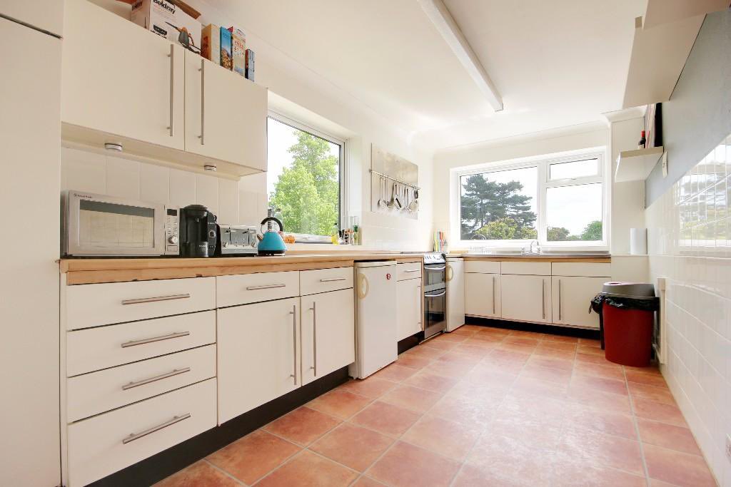 grange_homes's tweet photo. Marlborough Court in Village Road Bush Hill Park EN1 £395,000 two bedroom first floor flat with Share of Freehold @rightmove @Zoopla #selling #shareoffreehold #enfield https://t.co/F1waZO6KeR