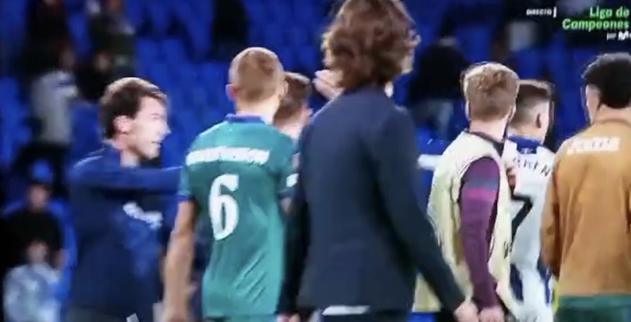 Oyarzabal, Odriozola, Aguerd y Barrene han ido a increpar a los futbolistas y entrenador del Anderlecht por ir a aplaudir y jalear a sus aficionados.

El último episodio de una noche que debería tener consecuencias. A ver si a <a href="/UEFAcom_es/">UEFA.com en español</a> le da por mover un dedo.

#RealSociedad