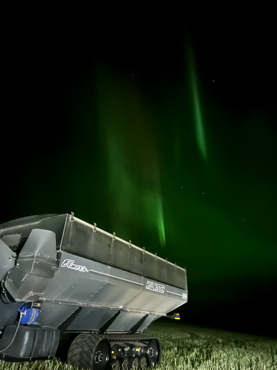 elmersmfg's tweet photo. Last week Greg Shabaga from @agauthority took this awesome picture near Kinistino Saskatchewan of the northern lights and the Elmer's Haulmaster! https://t.co/QEanjR4Bps