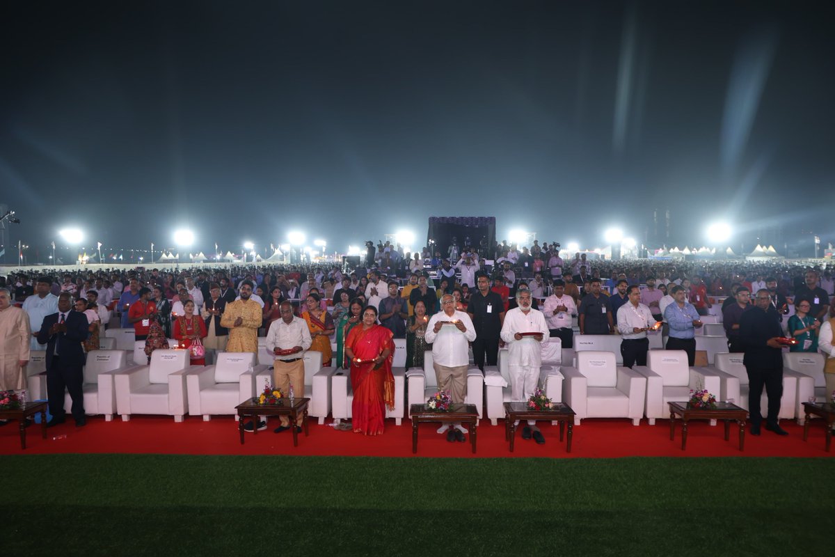 CMOGuj's tweet photo. મુખ્યમંત્રી શ્રી ભૂપેન્દ્રભાઈ પટેલ તથા તમામ ઉપસ્થિત આમંત્રીત મહેમાનો અને મહાનુભાવો 'વાઈબ્રન્ટ નવરાત્રી મહોત્સવ' ખાતે ભક્તિભાવપૂર્વક મહાઆરતીમાં સહભાગી થયા હતા.
#VibrantNavratri2024 https://t.co/H8VImt5ME0