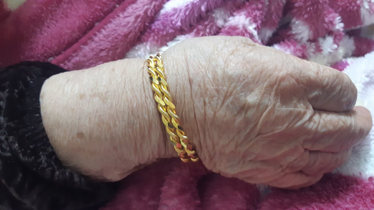 Anneannem 86 yaşında. Hayatı boyunca hiç altını, takısı olmamış. Dedem 50 sene önce ölmüş. 6 çocuğu yorgan dikerek büyütmüş. Geçenlerde yengeme hiç altınım olmadı demiş. Yengem dayıma demiş, uyuyamamışlar üzüntüden. Sonra bunlari alıp gelmişler oğulları. Çocuklar gibi mutlu. 🥰