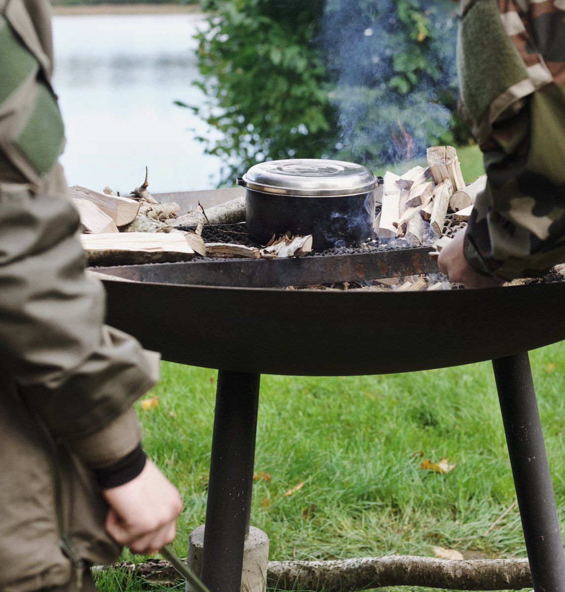 Sneaky Media Group tweet media