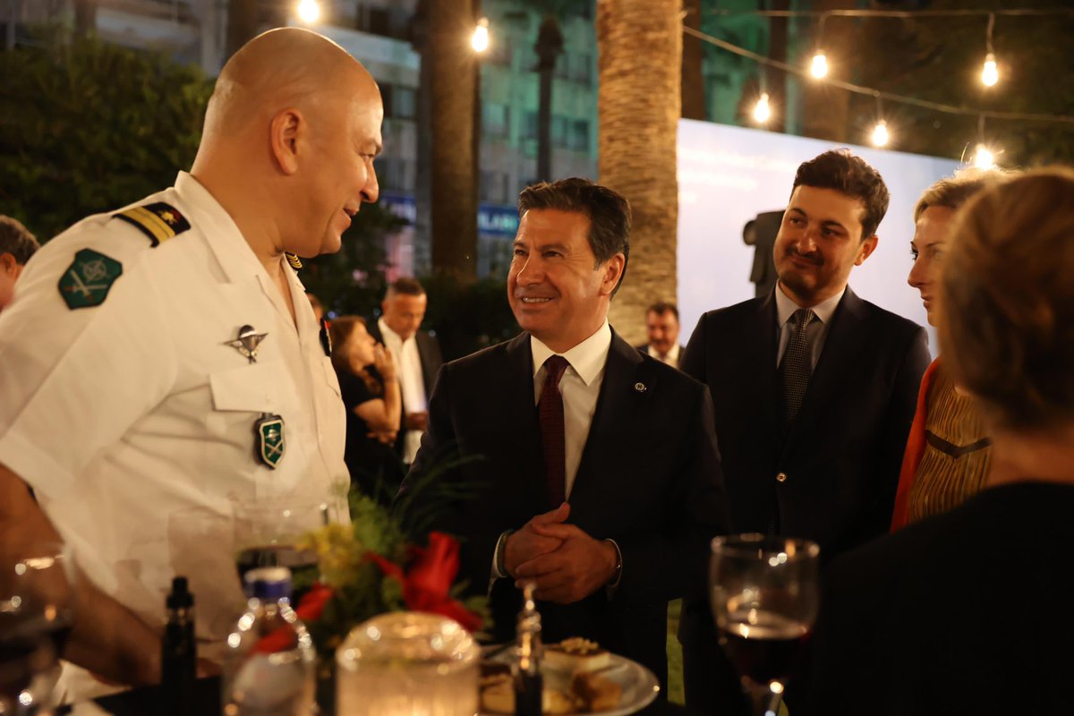 Muğlamızı temsil etmek üzere İzmir’de düzenlenen Alman Birlik Günü Resepsiyonuna katıldık. Almanya İzmir Başkonsolosu Ralf Schröer ve kıymetli eşi Paule Schröer’e nazik davetleri için teşekkür ederim. 

Ülkemiz ve Muğla için diplomatik ilişkilerimizi nezaketle sürdüreceğiz.