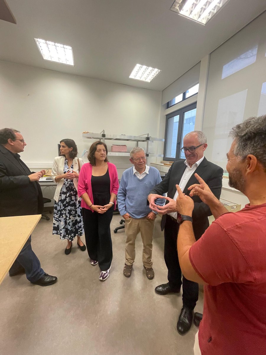 ProfMarkThomson's tweet image. Really enjoyable visit to LIP in Lisbon. Exciting detector developments for particle physics and much more. Joined by @ukinportugal HMA @LisaBandari to discuss 🇵🇹 🇬🇧 science collaboration. Thanks to the wonderful LIP team for taking time to discuss their work.
