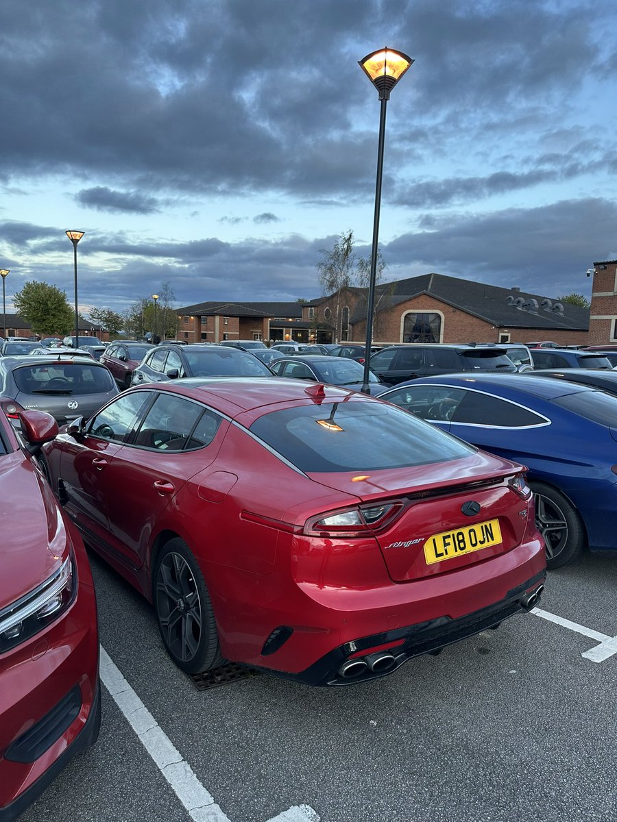 tomallsop505's tweet photo. @DougDeMuro someone really doesn’t want anyone to know they own a Kia, every single badge changed to a generic black badge! https://t.co/vJS6iqAKE6