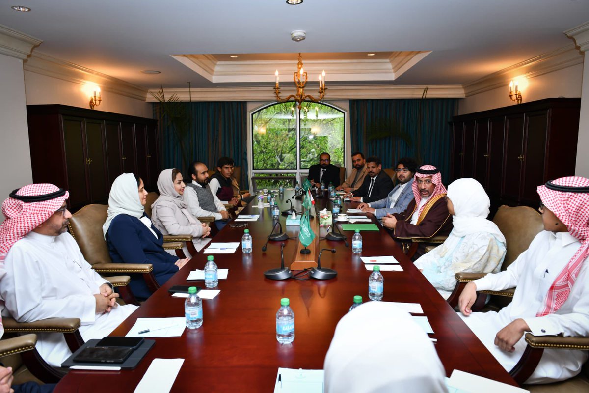 SaudiBureau's tweet photo. برعاية سفارة المملكة في كندا ودعوة سعادة سفيرة خادم الحرمين الشريفين الأستاذة آمال المعلمي، التقى معالي وزير الصناعة والثروة المعدنية الأستاذ/بندر بن إبراهيم الخريّف مع المبتعثين بمقر السفارة لتعريفهم بالبرامج الوطنية لتنمية القدرات البشرية ودور الوزارة بما يوائم رؤية المملكة 2030 على هامش زياة معاليه لقطاعات التعدين في كندا و تشرفت الملحقية بحضور اللقاء.