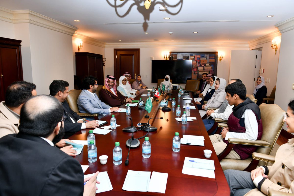 SaudiBureau's tweet photo. برعاية سفارة المملكة في كندا ودعوة سعادة سفيرة خادم الحرمين الشريفين الأستاذة آمال المعلمي، التقى معالي وزير الصناعة والثروة المعدنية الأستاذ/بندر بن إبراهيم الخريّف مع المبتعثين بمقر السفارة لتعريفهم بالبرامج الوطنية لتنمية القدرات البشرية ودور الوزارة بما يوائم رؤية المملكة 2030 على هامش زياة معاليه لقطاعات التعدين في كندا و تشرفت الملحقية بحضور اللقاء.