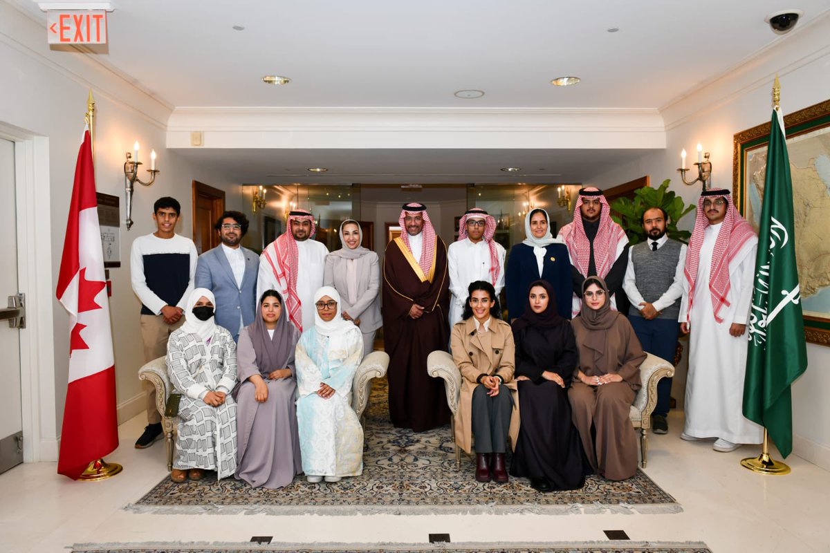 SaudiBureau's tweet photo. برعاية سفارة المملكة في كندا ودعوة سعادة سفيرة خادم الحرمين الشريفين الأستاذة آمال المعلمي، التقى معالي وزير الصناعة والثروة المعدنية الأستاذ/بندر بن إبراهيم الخريّف مع المبتعثين بمقر السفارة لتعريفهم بالبرامج الوطنية لتنمية القدرات البشرية ودور الوزارة بما يوائم رؤية المملكة 2030 على هامش زياة معاليه لقطاعات التعدين في كندا و تشرفت الملحقية بحضور اللقاء.