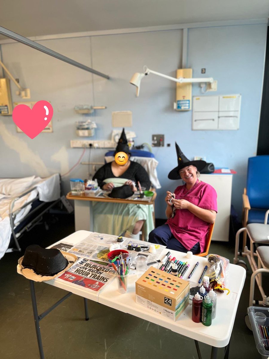 D10Nuh's tweet photo. D10 are getting ready for Halloween 🎃🧙‍♀️our patients are joining in with the fun too! 😊 
@NUHNeuro https://t.co/Ig9TA44t90