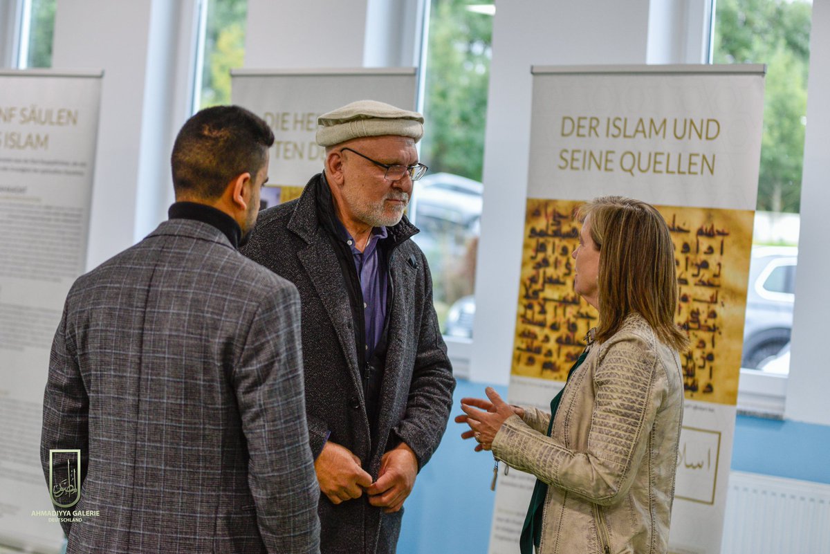 SamiMoschee's tweet photo. Gäste erfahren in der Sami Moschee in #Hannover über die Ahmadiyya Muslim Jamaat und ihren Begründer, Hadhrat Mirza Ghulam Ahmad (as), der Verheißene Messias und Imam Mahdi. #MoscheeErleben #TagDerOffenenMoschee #TagderDeutschenEinheit #TdoT2024 https://t.co/mxiISDjAb9