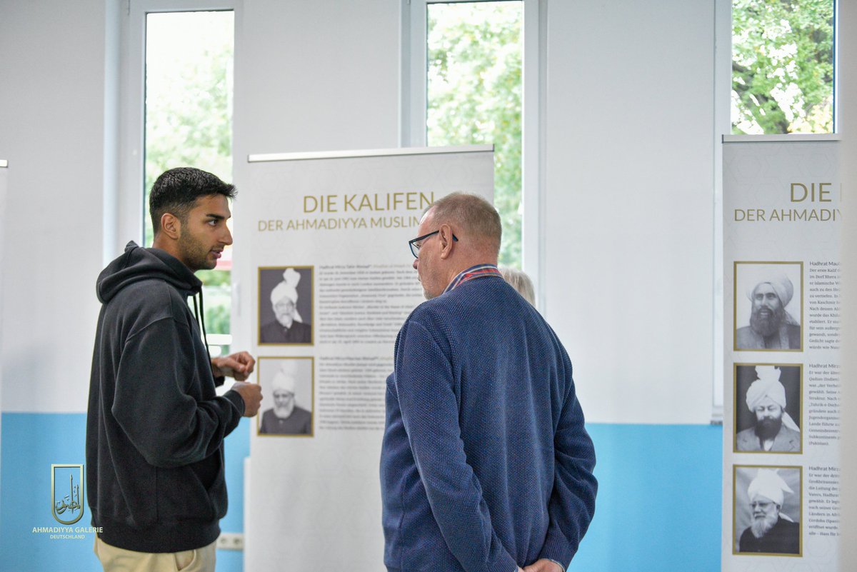 SamiMoschee's tweet photo. Gäste erfahren in der Sami Moschee in #Hannover über die Ahmadiyya Muslim Jamaat und ihren Begründer, Hadhrat Mirza Ghulam Ahmad (as), der Verheißene Messias und Imam Mahdi. #MoscheeErleben #TagDerOffenenMoschee #TagderDeutschenEinheit #TdoT2024 https://t.co/mxiISDjAb9