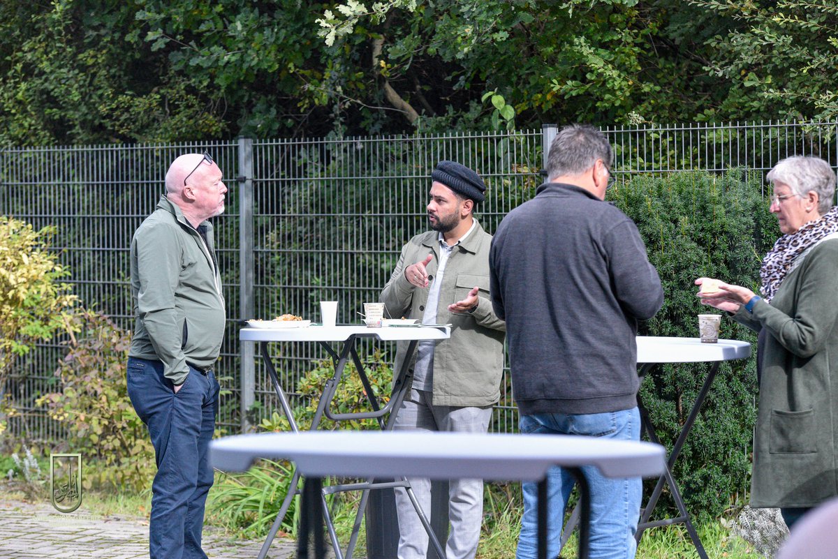 Gäste erfahren in der Sami Moschee in #Hannover über die Ahmadiyya Muslim Jamaat und ihren Begründer, Hadhrat Mirza Ghulam Ahmad (as), der Verheißene Messias und Imam Mahdi. #MoscheeErleben #TagDerOffenenMoschee #TagderDeutschenEinheit #TdoT2024