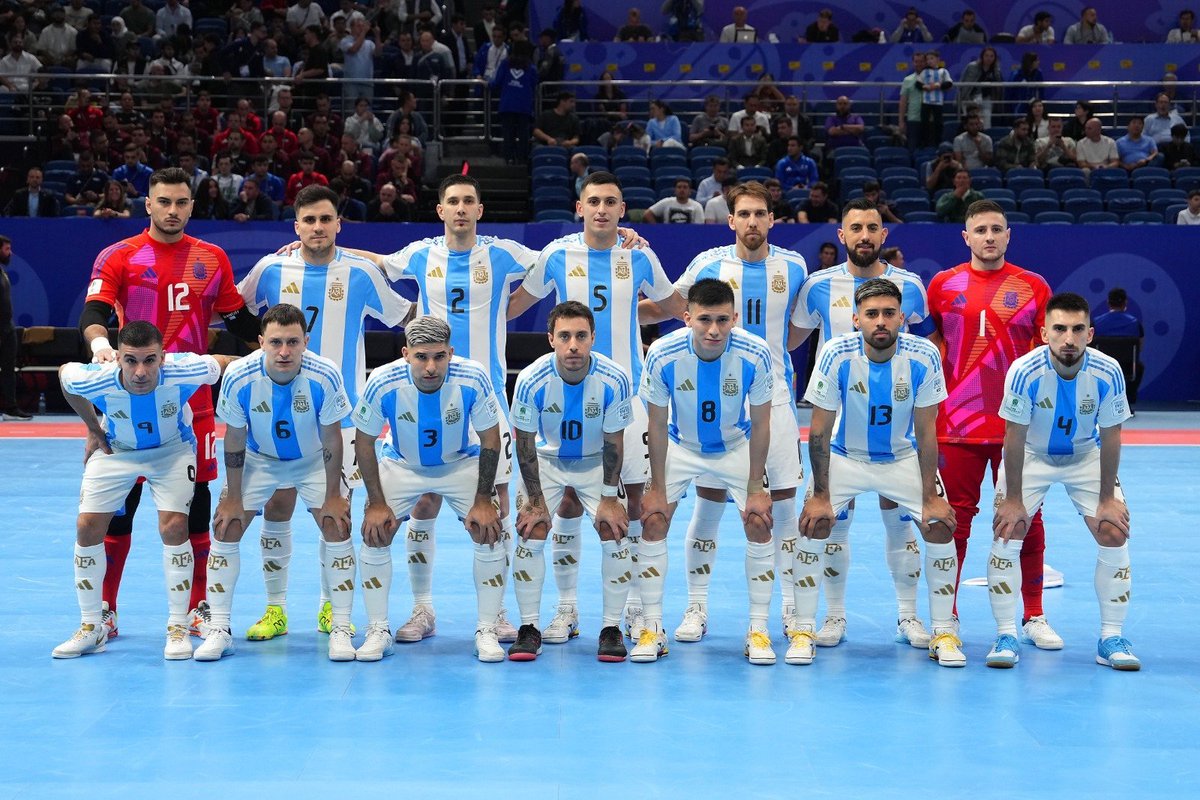 #Futsal En un nuevo capítulo de esta rivalidad, Argentina venció 3-2 a Francia en el Mundial de Futsal y se clasificó a la final, por tercera vez consecutiva.
El domingo 6 de octubre, ante Brasil, la albiceleste buscará sumar su segunda estrella en la historia del futsal