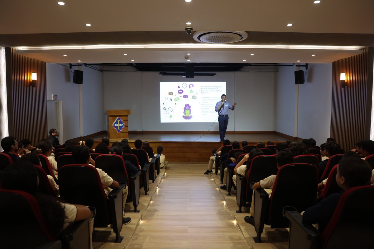IIberia's tweet photo. Hoy aprendimos cómo equilibrar tecnología y bienestar en un taller impartido por el psicólogo Zoilo García . Nos compartió estrategias para mantener una relación saludable con los dispositivos inteligentes. https://t.co/VTG3ExdxHo