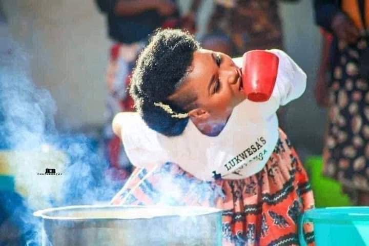 SeX_empires's tweet photo. Une future #mariée fait sensation sur internet en #cuisinant sans utiliser ses mains à l'occasion de son #mariage. 

Il s’agit d’une tradition de la communauté #Bemba en #Zambie, qui démontre qu’une femme peut prendre soin de son mari même si elle perd l’usage de ses membres.
#𝕏 https://t.co/yQuilDMASI