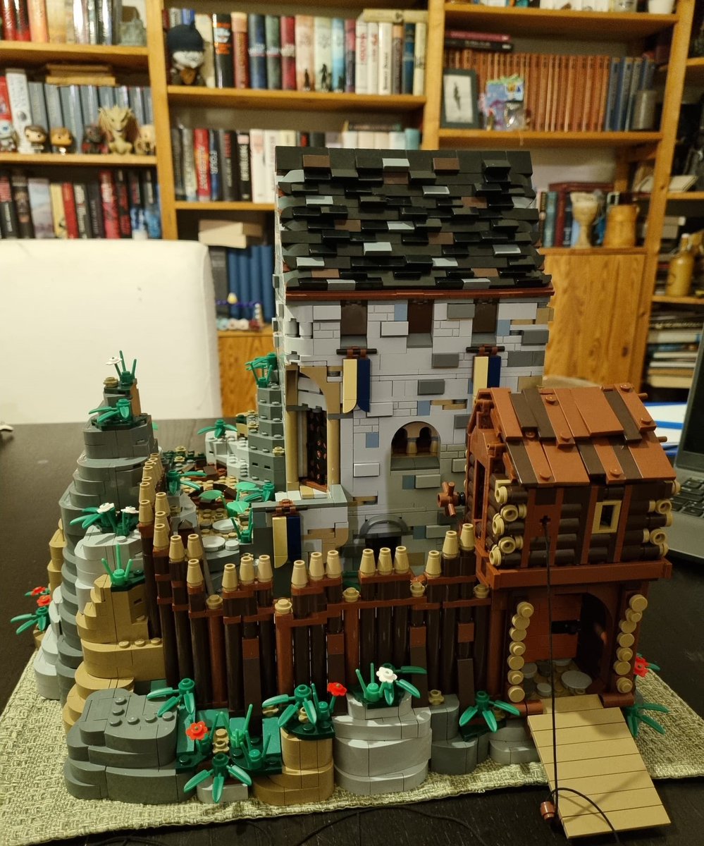 Staern's tweet photo. 11 von 12 fertig (Bäume fehlen noch). 

Eindrücke:
👍 Tolle Qualität, tolles Set
🩹 Mein linker Daumen schmerzt
⚒️Ich baue Gebäude lieber als Felsen
😞 Nach der spannenden Bauweise des Torhauses wirkt des Dach desselbigen extrem unschön.

Am Wochenende kommt der Bergfried dazu. https://t.co/SijK0Z4y4f