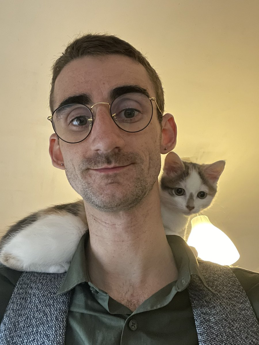 mostlymorg's tweet image. Rigatoni gets upset if she can’t see what I’m doing so I have to put her on my shoulders while I’m cooking.