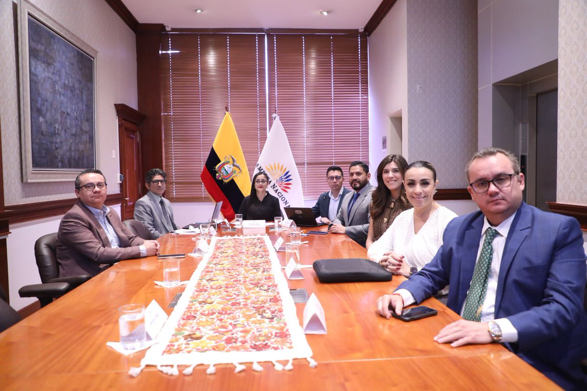 #JuntosLegislamos
Se efectuó una reunión de trabajo entre la Presidenta de la Asamblea, <a href="/VivianaVelozEc/">Viviana Veloz</a> , con los jefes de las distintas bancadas legislativas. Fueron analizados los consensos y acuerdos previos, se realizó una evaluación del avance de la agenda legislativa, de