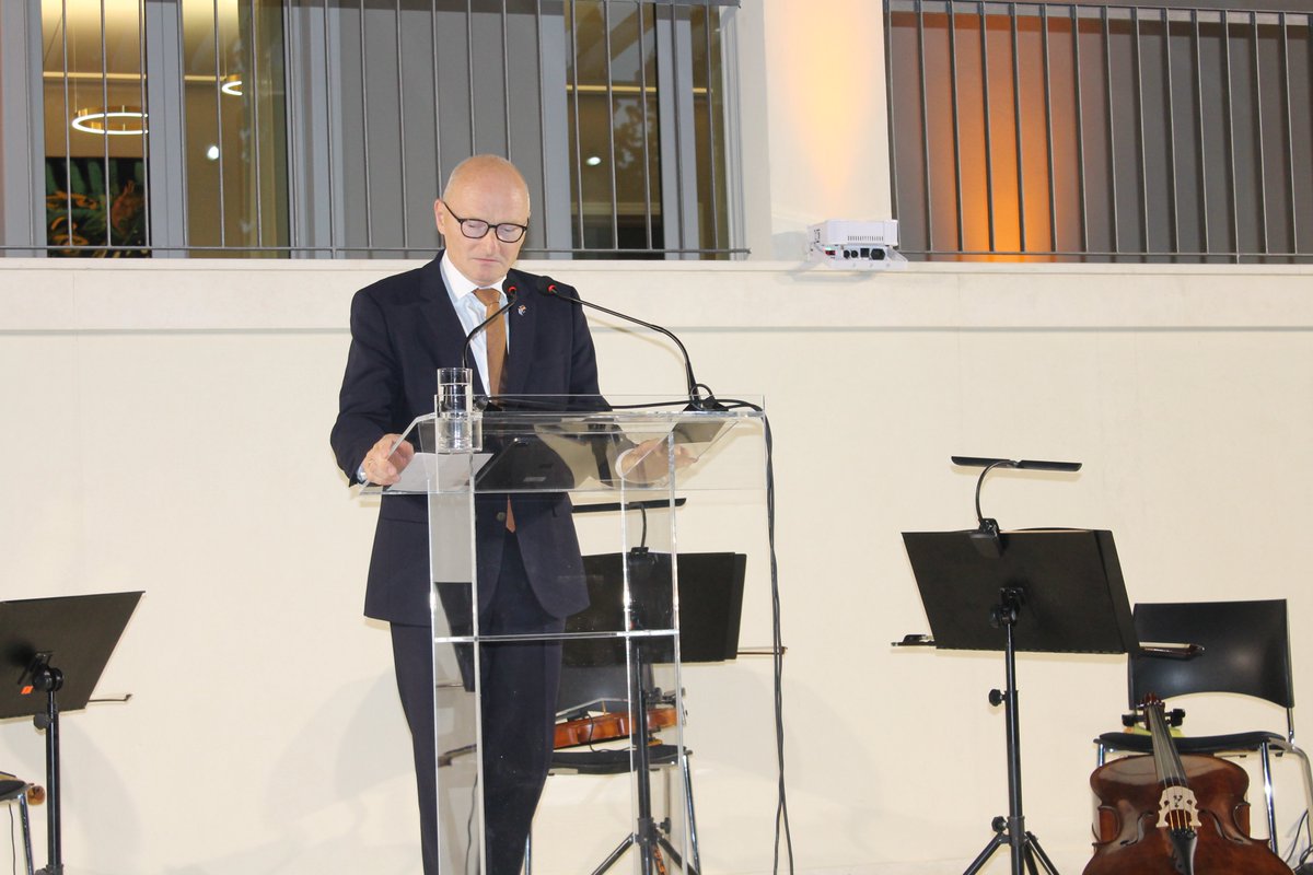 GermanyinGreece's tweet image. 🇬🇷🇩🇪🇪🇺 Πρέσβης Αντρέας #Κιντλ: «Το 2024 ήταν μία χρονιά γεμάτη με ελληνογερμανικές στιγμές. Είχαμε την ευκαιρία να γιορτάσουμε τόσες πολλές επετείους. Αυτό για μένα αποτελεί απόδειξη πόσο δυνατές, μακροχρόνιες και πολύπλευρες σχέσεις έχουν αναπτυχθεί μεταξύ μας». #GermanUnity 🎉