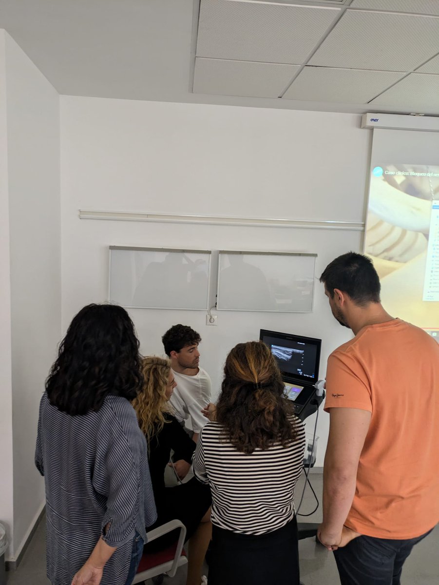RehaValdecilla's tweet photo. Compartiendo hoy en @HUnivValdecilla  jornada formativa con especialistas #MedicinaFamilia sobre abordaje del #hombrodoloroso en #AtenciónPrimaria Trabajando por la #Continuidadasistencial con @MaicamarMo @txarlyz #JuanCasar #DanielBouzas y #SheilaQuintana https://t.co/yExcRyG4nP