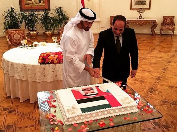 _AliBakry's tweet photo. لم تمر مصر بمرحلة عبر تاريخها كله أسوء وأحط من تلك التي تعيشها في ظل وجود هذا القزم الذليل .. الرجل لا يدرك أنه رئيس أكبر وأقدم وأهم دولة في المنطقة ويتصرف رسمياً كمتسول لا يجيد إلا ممارسة الشحاته بإسم المصريين. 

مثل هذا الذليل الوضيع يحكم مصر ويضع كرامة شعبها تحت أقدام الإمارتيين بينما يقبع في السجون خيرة أبناء مصر الكرام البررة . 

#الامارات #السيسى