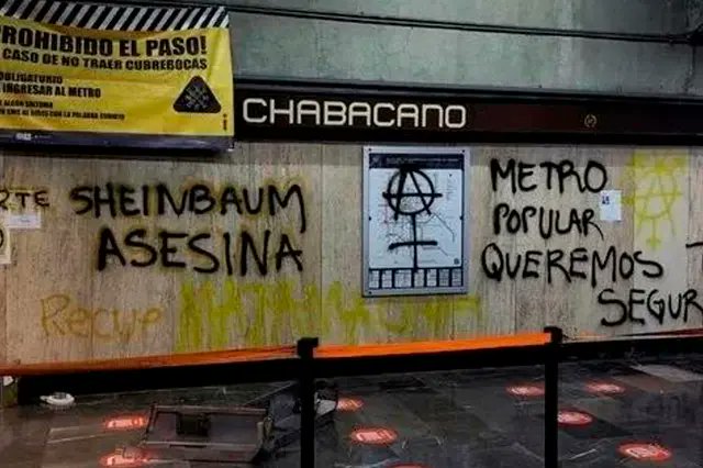 MarkDeReborn11's tweet photo. Ojo. El contador de muertes de Sheinbaum no comenzó el martes. Al número actual hay que sumarle los 27 muertos del colapso de la L12 del metro de la CDMX y los 26 muertos del colapso del colegio Rebsamen. Es decir, el espantapájaros comenzó con 53 muertos en su espalda. 🇲🇽 https://t.co/UPu3IR1QF1