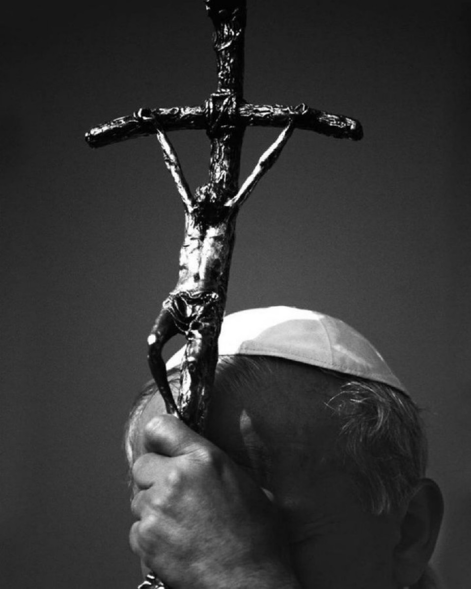 Es Jesús a quien buscas cuando sueñas con la felicidad; es Él quien te espera cuando nada te satisface; es Él quien te empuja a dejar las máscaras que hacen la vida falsa; es Él quien lee en tu corazón las decisiones más verdaderas que otros quisieran sofocar

-San Juan Pablo II