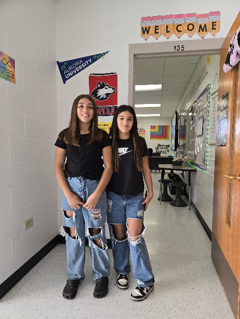HarvardJrHigh's tweet photo. So MANY sets of twins today! Homecoming Day 4- 2024!

#harvardrising #jrhornetsrising #cusd50 @cusd50 @HarvardD50 #HJH https://t.co/5M2qUhAMW1