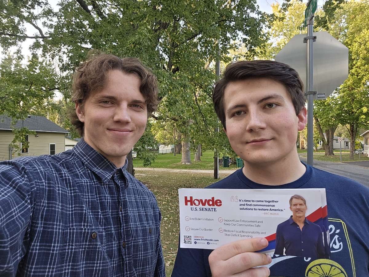 brady_penfield's tweet photo. Great showing for the Super Chase in River Falls, WI last night!

We had many positive conservative interactions in a 50/50 neighborhood.

Thanks to my fellow UWRF College Republicans and my @tpaction coworkers for volunteering!
