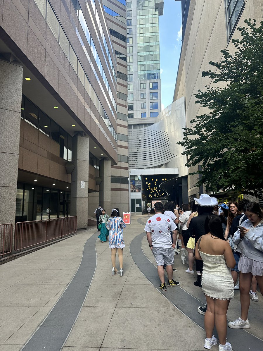 HonkLaurennn's tweet photo. #clancyboston brings back… memories… https://t.co/zyGnjeqq14