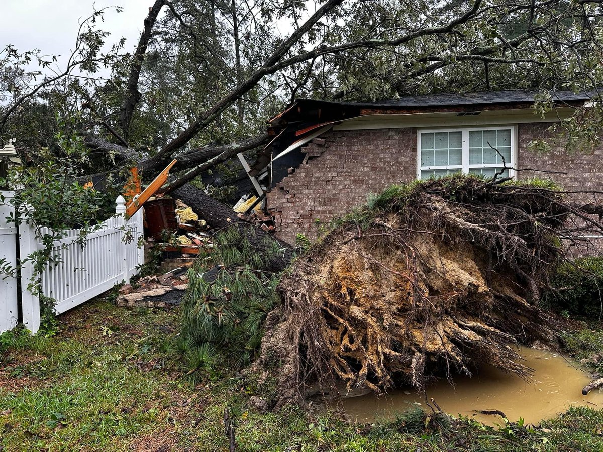 GAFollowers's tweet photo. The news isn't talking about how hard Augusta, Georgia got hit by Hurricane Helene.

- The death toll is at 25. 
- Many are on DAY 6 with no power and no running water.
- Power is estimated to be restored in 5 weeks. 
- Stores and gas stations are closed due to power.
- Schools are closed. 
- Curfew in place (10p-7a)

PRAY FOR AUGUSTA