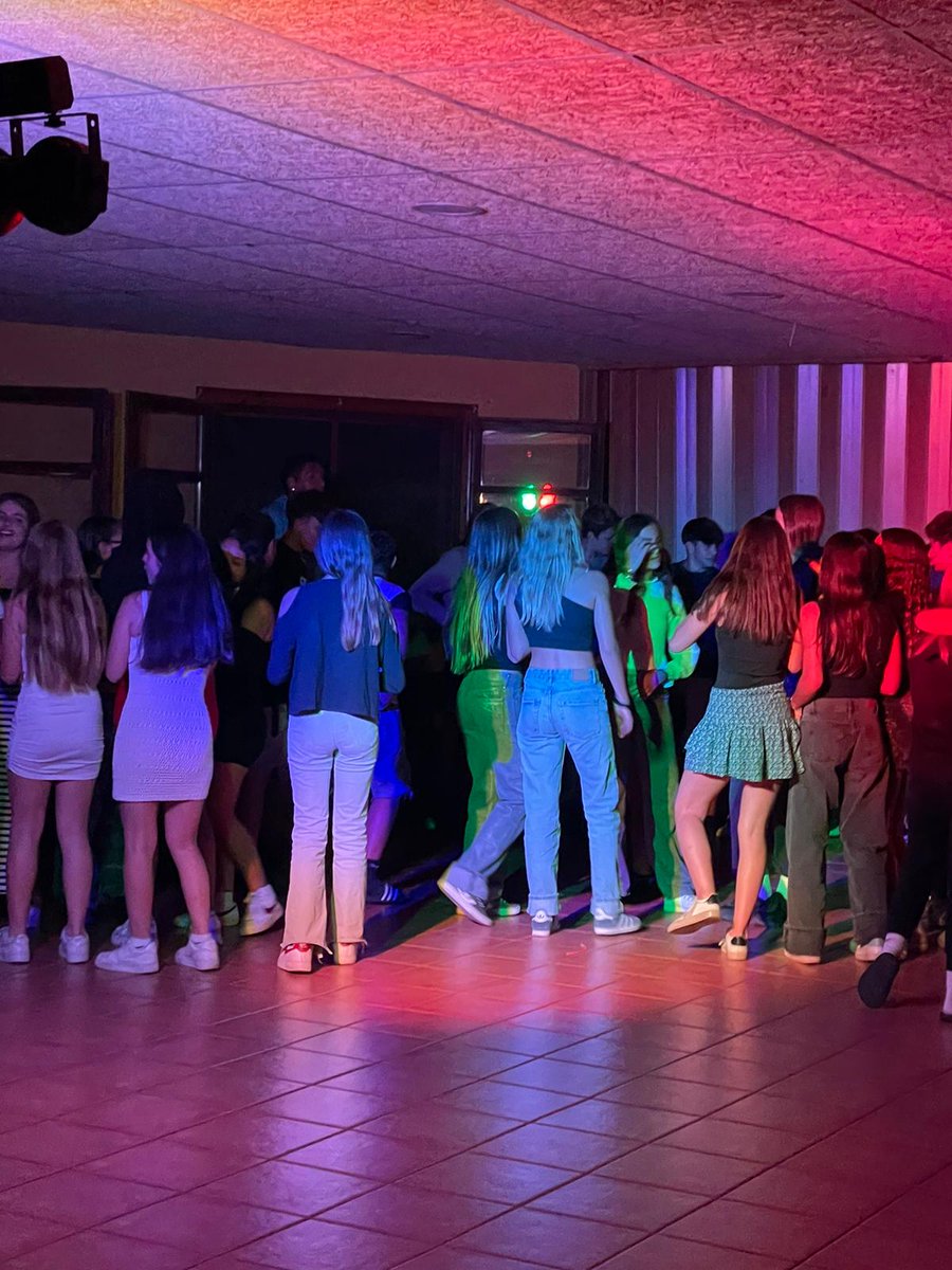 #convis2ESO avui acabarem ben cansats de ballar i ben afònics de cantar (o millor dit cridar)