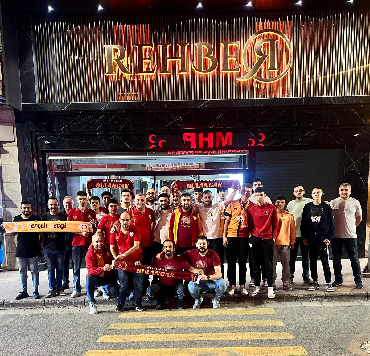uAbulancak's tweet photo. Galatasaray'ımızın UEFA Avrupa Ligi Yolunda ki rfs Maçını @uABulancakLise Hep Beraber OMUZ OMUZA İzledik. 
#uAYurtiçi #uABulancak https://t.co/MmBQG27kas