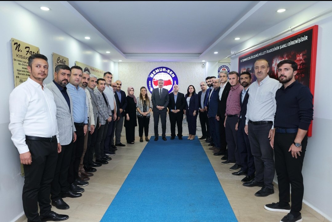 Mardin Valimiz sayın <a href="/tuncay_akkoyun/">Tuncay Akkoyun</a> u Mardin Memur Sen konfederasyonunda bütün hizmet kollarındaki bileşenlerimizle ağırladık.

 Sendikacılık ve sivil toplum konularında sayın valimizin engin birikiminden ziyadesiyle istifade ettik.

Nazik ziyaretleri için sayın valimize