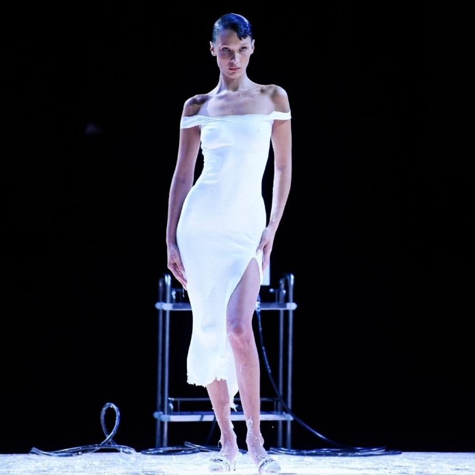 lovetodixie's tweet photo. bella hadid closing the ss23 coperni show ! https://t.co/tLn9Vaj2eE