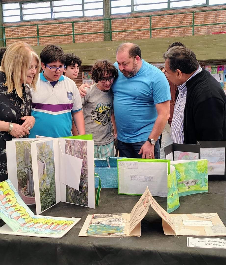 juanjo_castro's tweet photo. SEMANA DE LAS ARTES 

Participe junto a #GabySpinelli de la muestra por la semana de las artes de la EES N°7 "Domingo F. Sarmiento" y la EES N° 6 "Juana Manso".
Muchísimas gracias y felicitaciones a sus directores #AngelGatica y #WalterMazzariol. https://t.co/3F0wLyzFk6